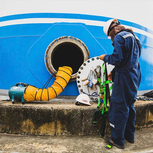 Profissional realizando manutenção em tanque industrial em Fazenda Rio Grande